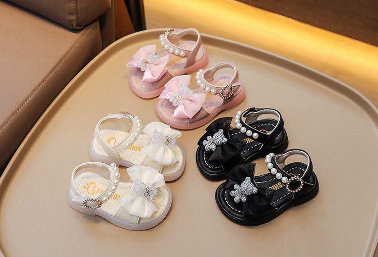 Baby girl's shoe